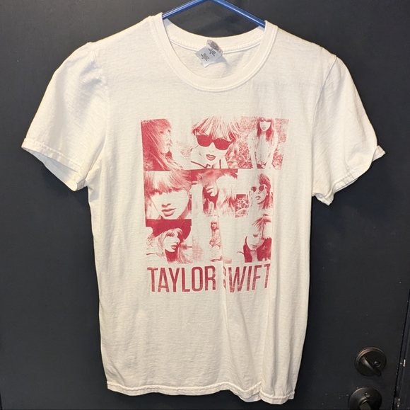 Gildan Tops - Taylor Swift 2013 Red Concert T-Shirt White Red Squares Women’s Small Swifties